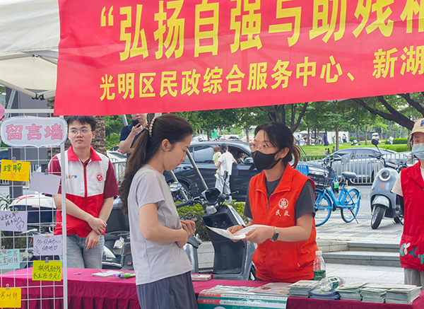 图：居民咨询了解辅具适配申请条件