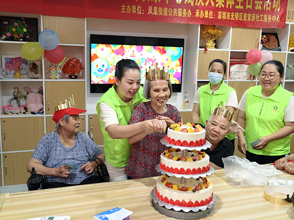 图：幸福生日共切蛋糕