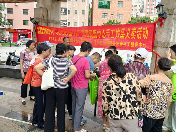 图：活动现场大量居民围观购买残疾人作品