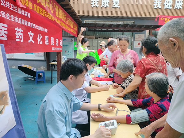 图：医生为大家测量血压