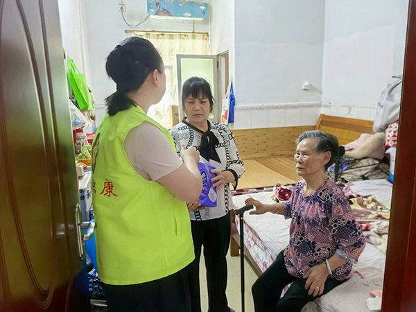 图：助残日入户探访