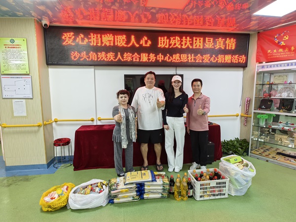 图：爱心夫妇捐赠物资