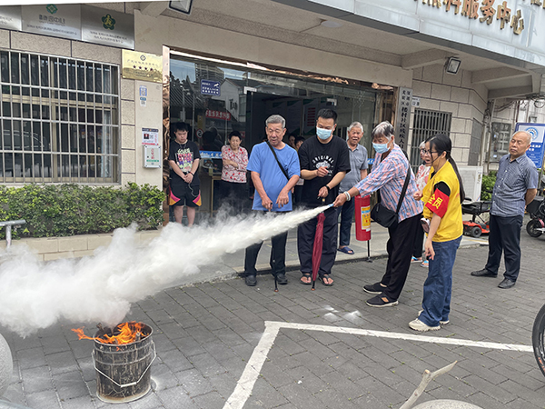 图：中心消防安全员教授大家使用灭火器