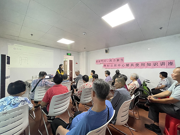 图：康复师向大家讲授常见助行器知识