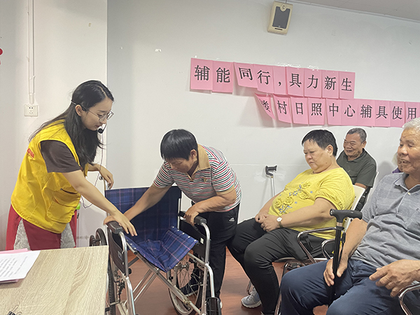 图：康复师指导参与者正确操作轮椅