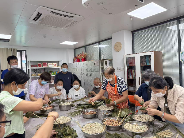 会员在社工的指导带领下有序进行包粽子.jpg