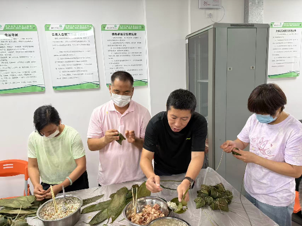 会员耐心细致地包粽子.jpg