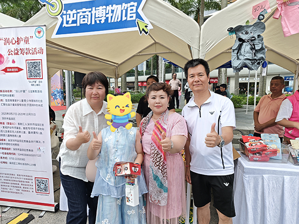 图：李社工为残疾儿童颁奖