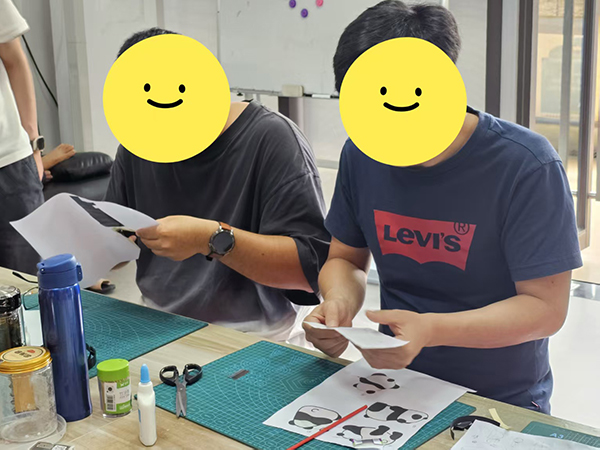 图：大家裁减麦秆