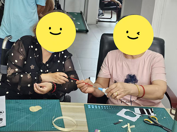 图：大家尝试张贴麦秆