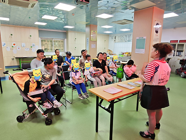 图：政策宣传及颁发礼品