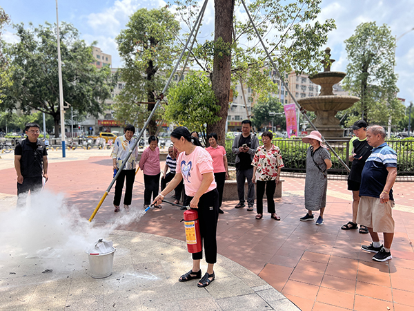 图：灭火演练