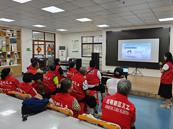图：大家观看低血糖应急处理视频
