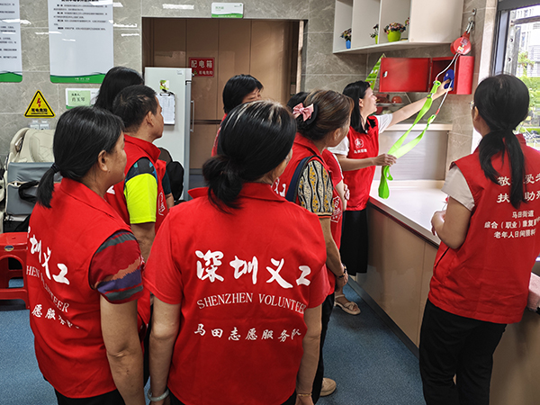 图：讲解往复式逃生缓降设备