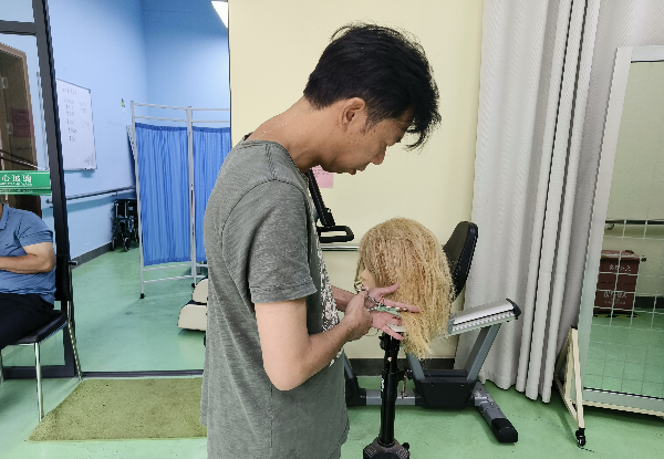 图：学员自行用模特头练习理发