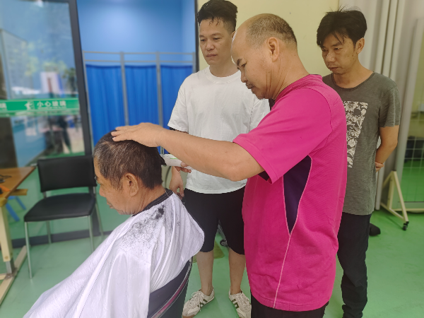 图：为残疾人理发