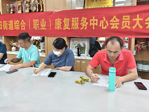 图：大家填写服务意见反馈表
