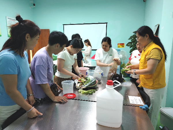图：曾老师带领大家制作酵素