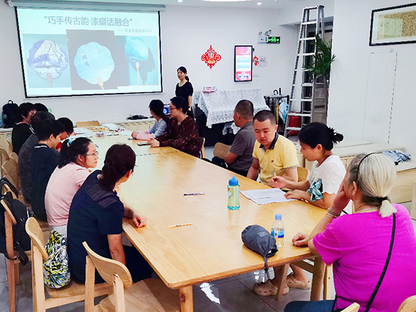 图：老师讲解漆扇制作方法