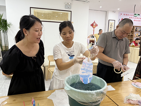 图：老师指导制作漆扇