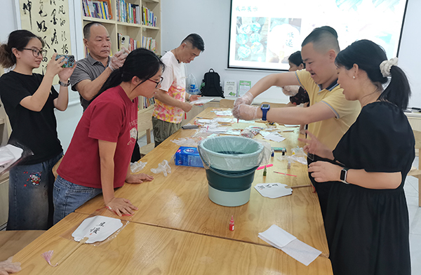 图：漆扇制作过程
