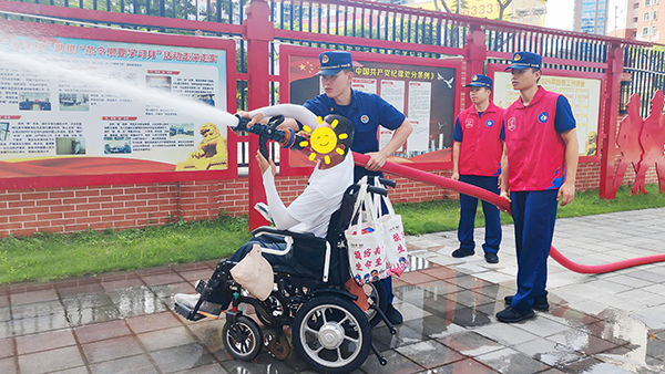 图：残疾人体验消防水枪