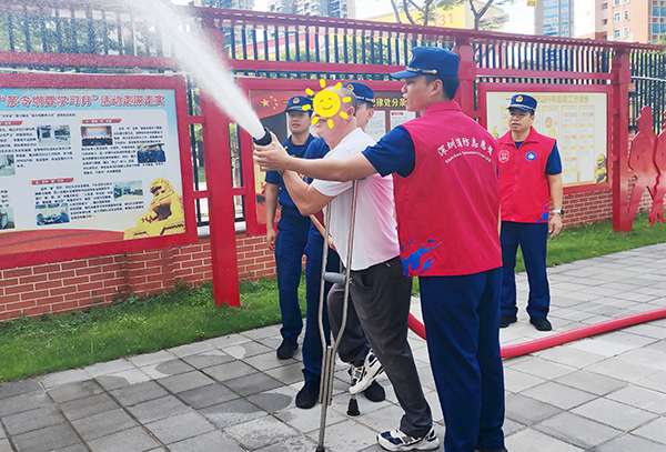 图：残疾人体验消防水枪