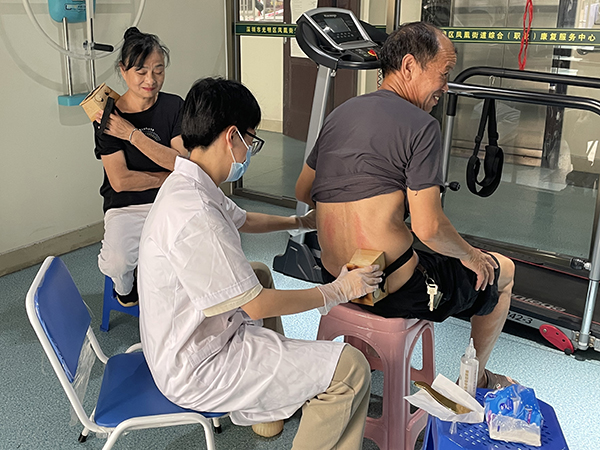 图：活动对象体验理疗服务
