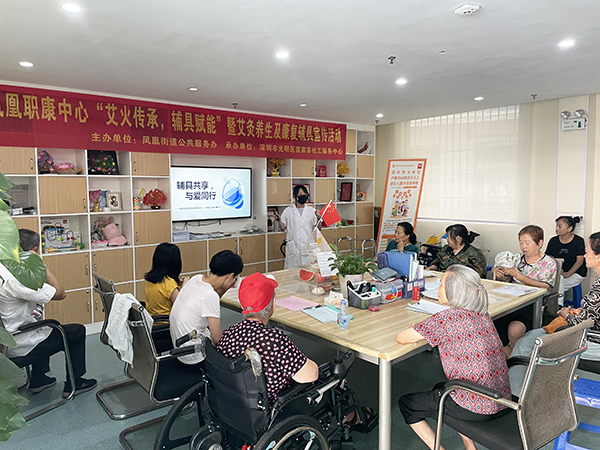 图：康复师介绍讲座主题