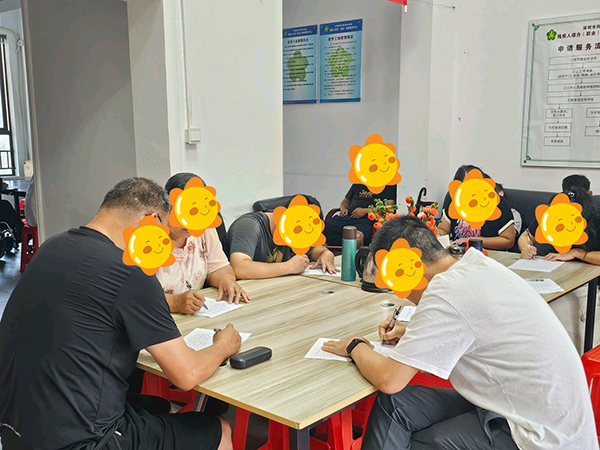 图：大家认真地临摹作品