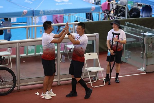 教练击掌庆祝2.jpg