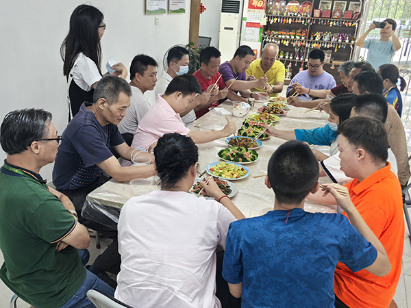 图：共同品尝劳动成果
