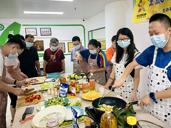 图：学习烹饪技能