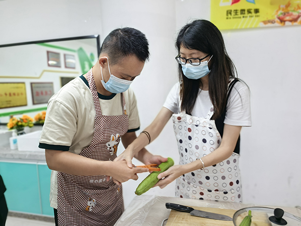 图：学习切菜的生活技能