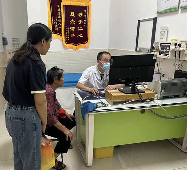 图：医生为残疾老人分析体检报告