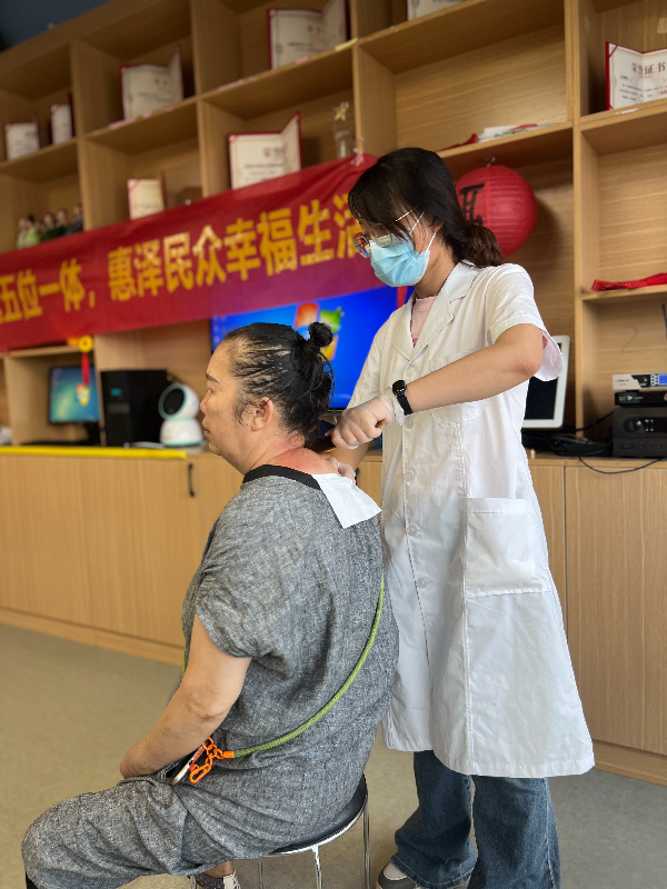 理疗师为残疾人刮痧.jpg