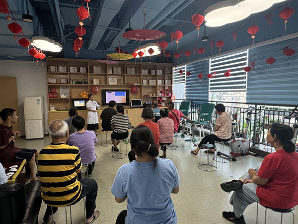 图：中医师为残疾人讲解三伏天养生知识