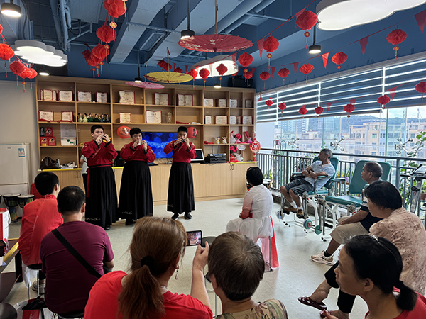 图：残疾人陶笛表演
