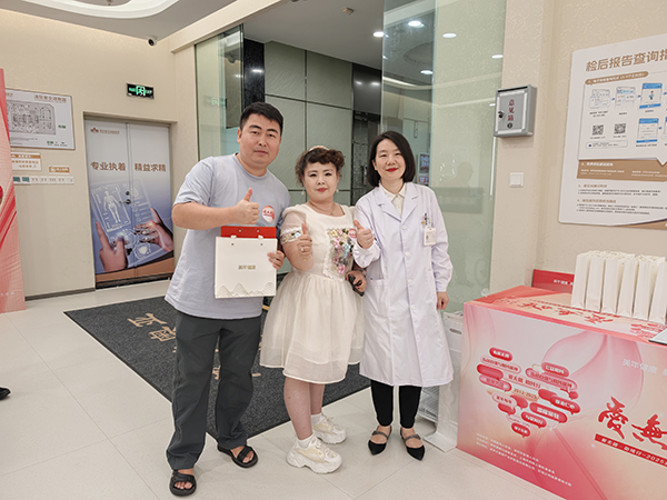 图：现场发放礼品