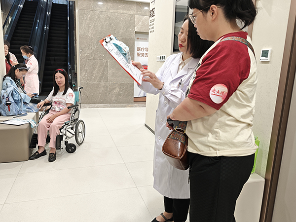 图：现场咨询
