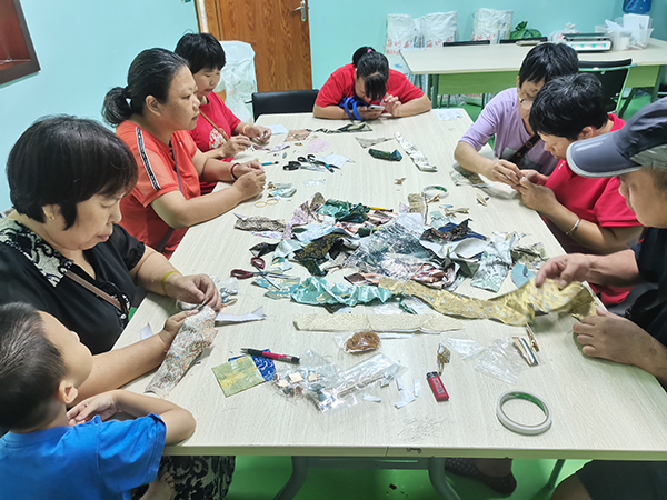 图：残疾人互相协作