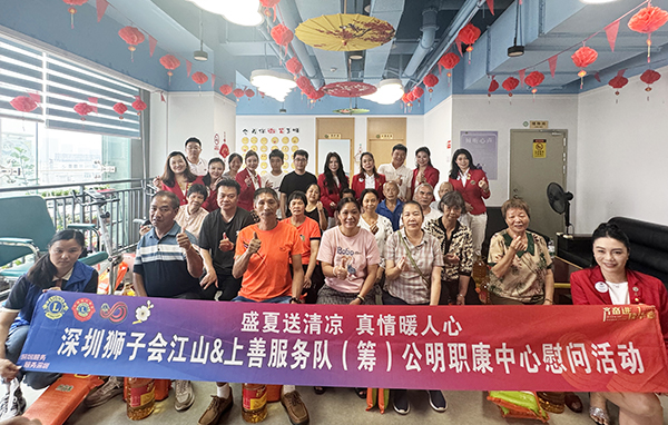 图：慰问活动大合照