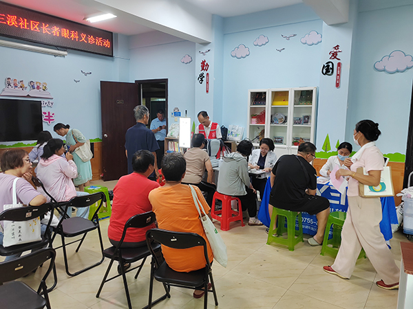 图：三溪社区眼健康义诊现场