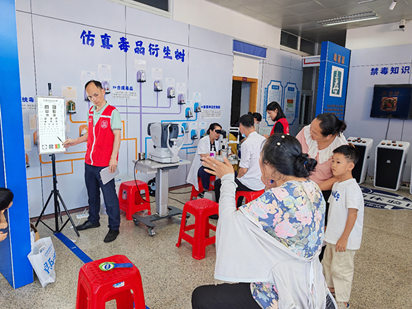 图：新大社区眼健康义诊现场