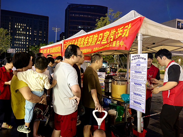 图：居民排队参与活动，现场秩序井然