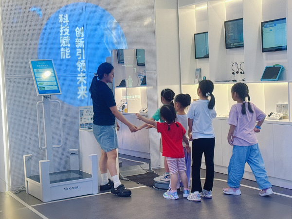 图：参观和体验辅具科技产品