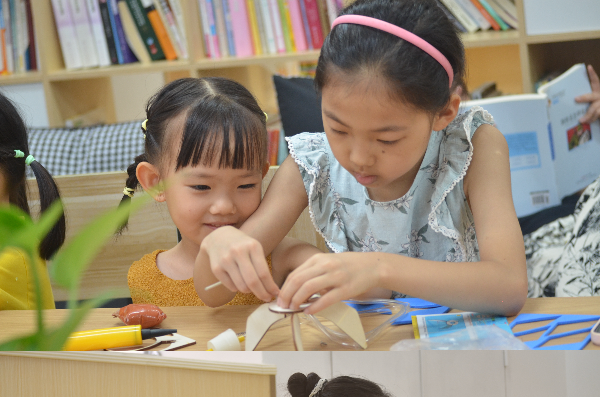 图：托班少年组开展科学实验