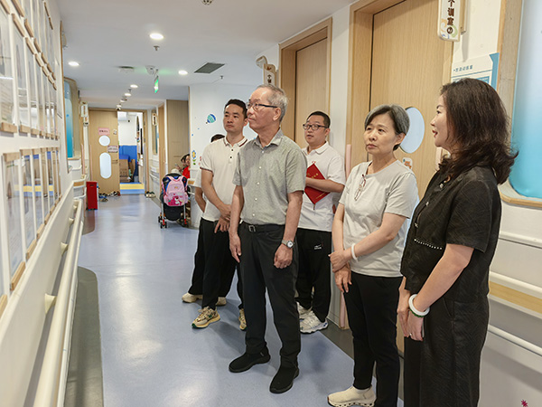 图：参观盐康中心