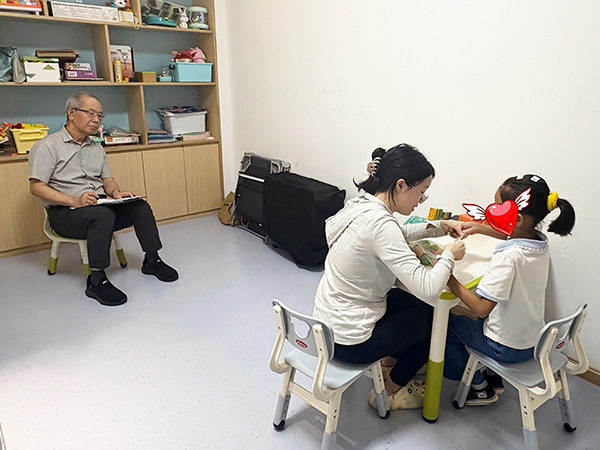 图：黄伟合博士观课指导（DTT）