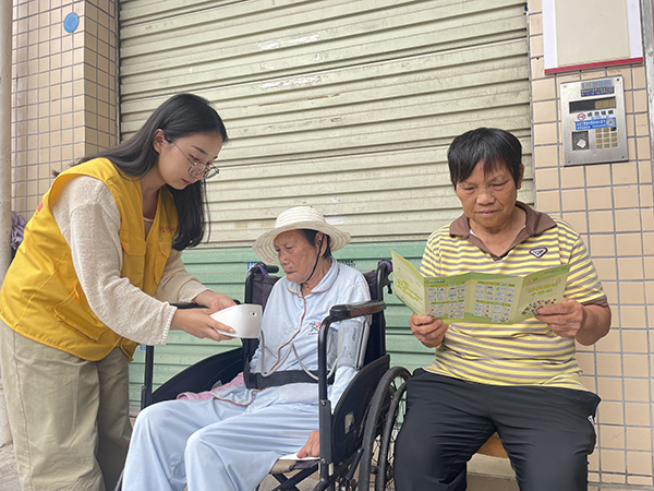 图：楼村日照中心康复师入户为残疾人测量血压并宣导残疾预防知识